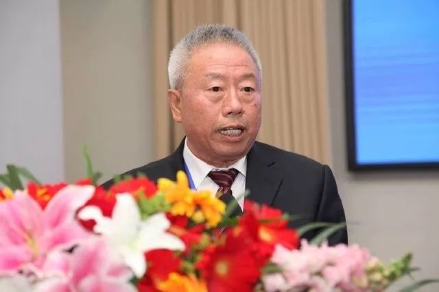 交通产业分会授牌杨洪义为各副会长单位颁发聘书杨洪义为秘书长康泽泉