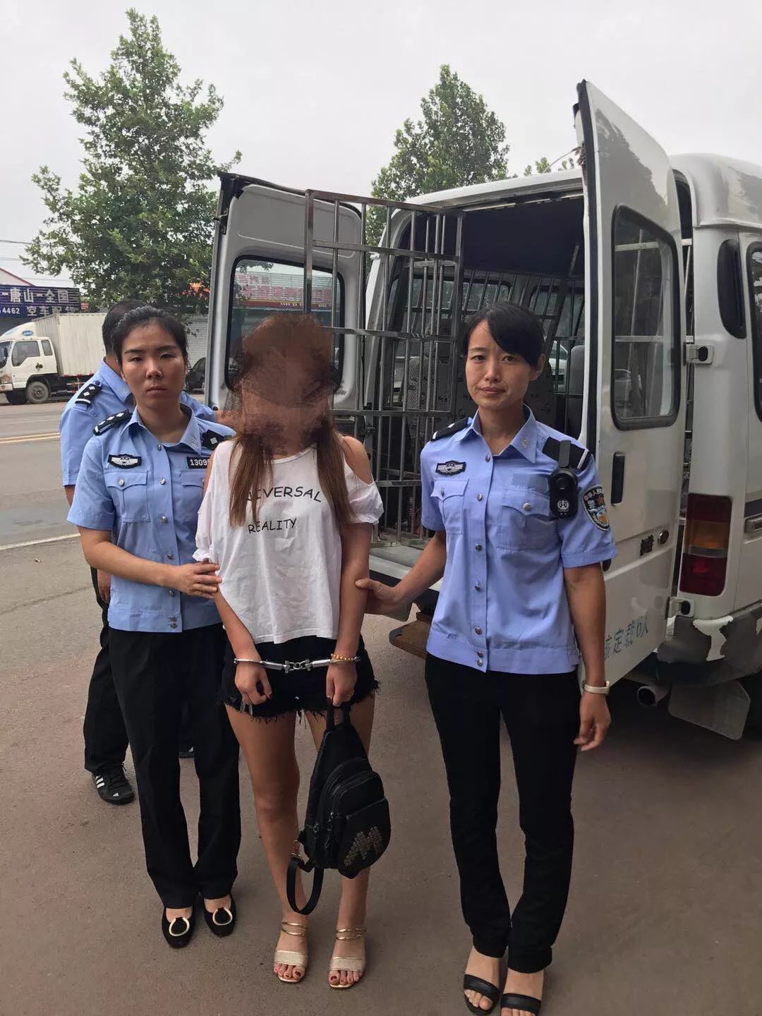 女老赖被抓图片