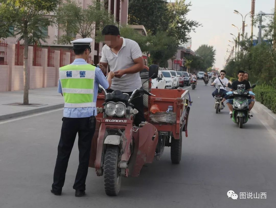 三輪摩托進行詳細檢查對未懸掛號牌的摩托車進行攔截北城交警行動現場