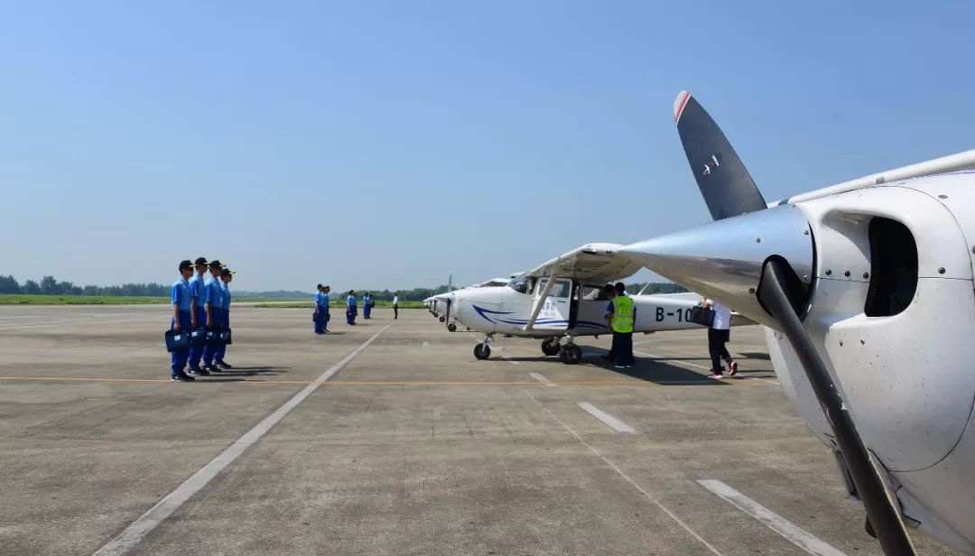 湖北蔚蓝国际航空学校股份有限公司,于2010年7月14日正式开始通用航空