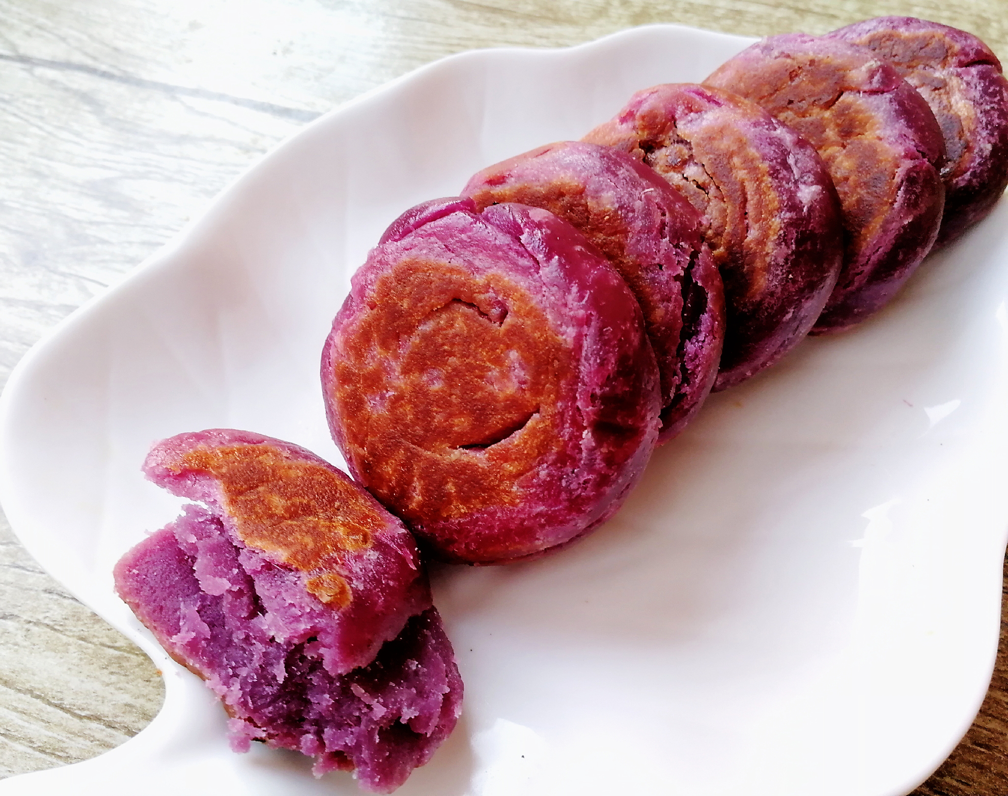 紫薯饼不油炸健康少油又好吃,而且还酥的掉渣!值得收藏!