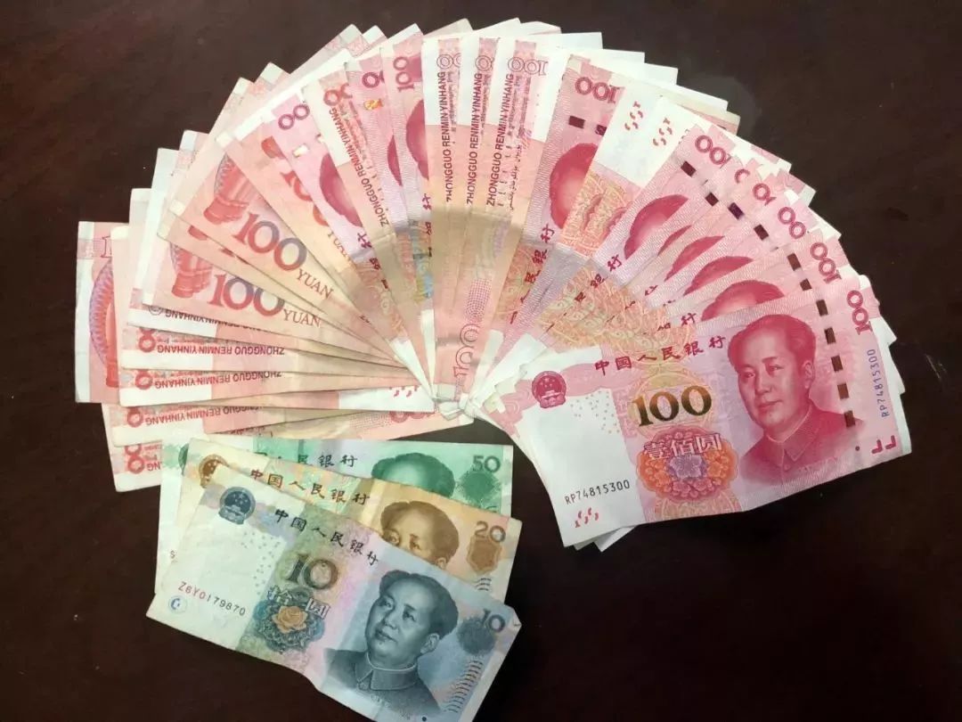 手握3000元现金照片图片