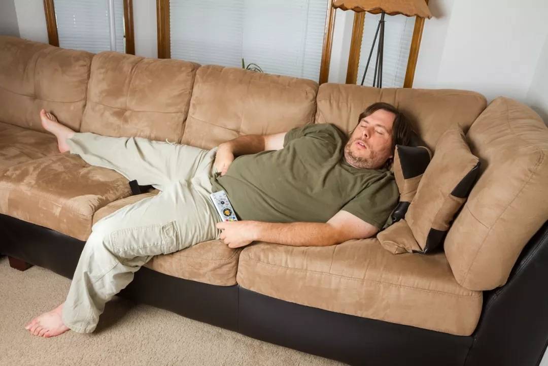 在沙发里葛优躺很多人坐着的时候,喜欢跷二郎腿