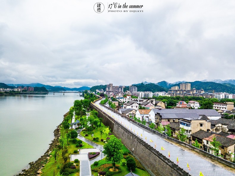 這裡便是浙江建德 , 新安江水穿城東流,兩岸青山連綿起伏,造就了