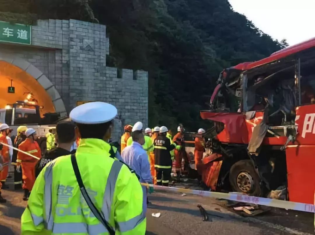 号隧道南口处发生一起大客车碰撞隧道洞口端墙的特别重大道路交通事故