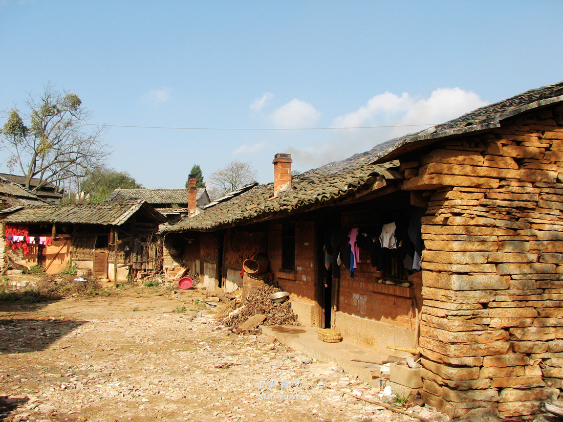 云南这个400户人家的山村,房子全部为石板砌成,不用水泥