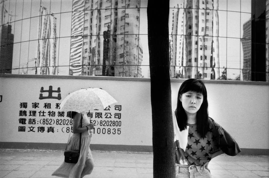 老照片: 90年代初的深圳 发廊门口总坐着几个小妹