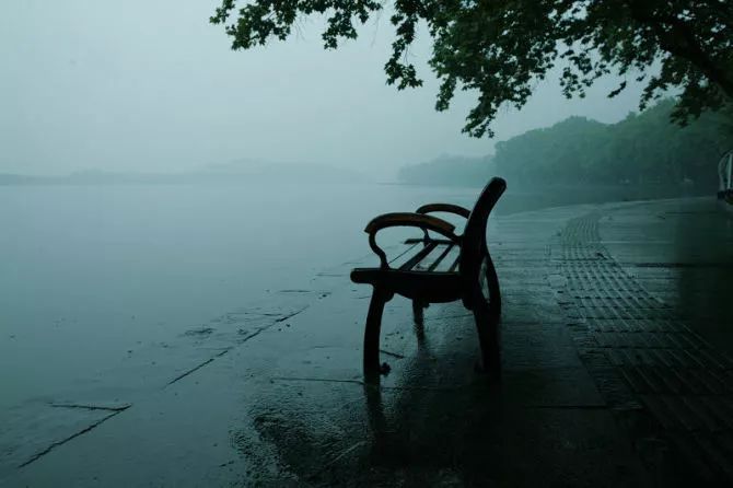 雨夜散步又是別有一番心情,每當雨夜,我總是撐把雨傘穿上膠鞋,在雨絲