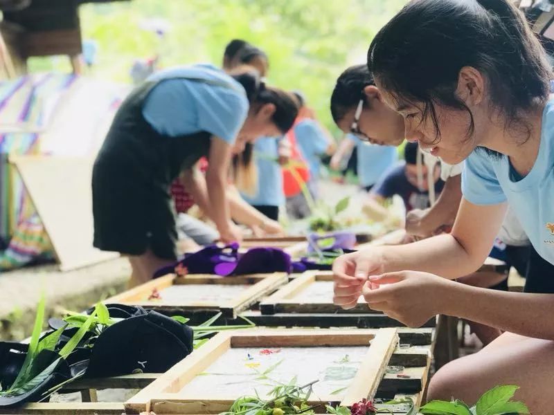 兩種顏色組成的圖案意外地充滿民族風情,小營員們看著布料從染缸撈出