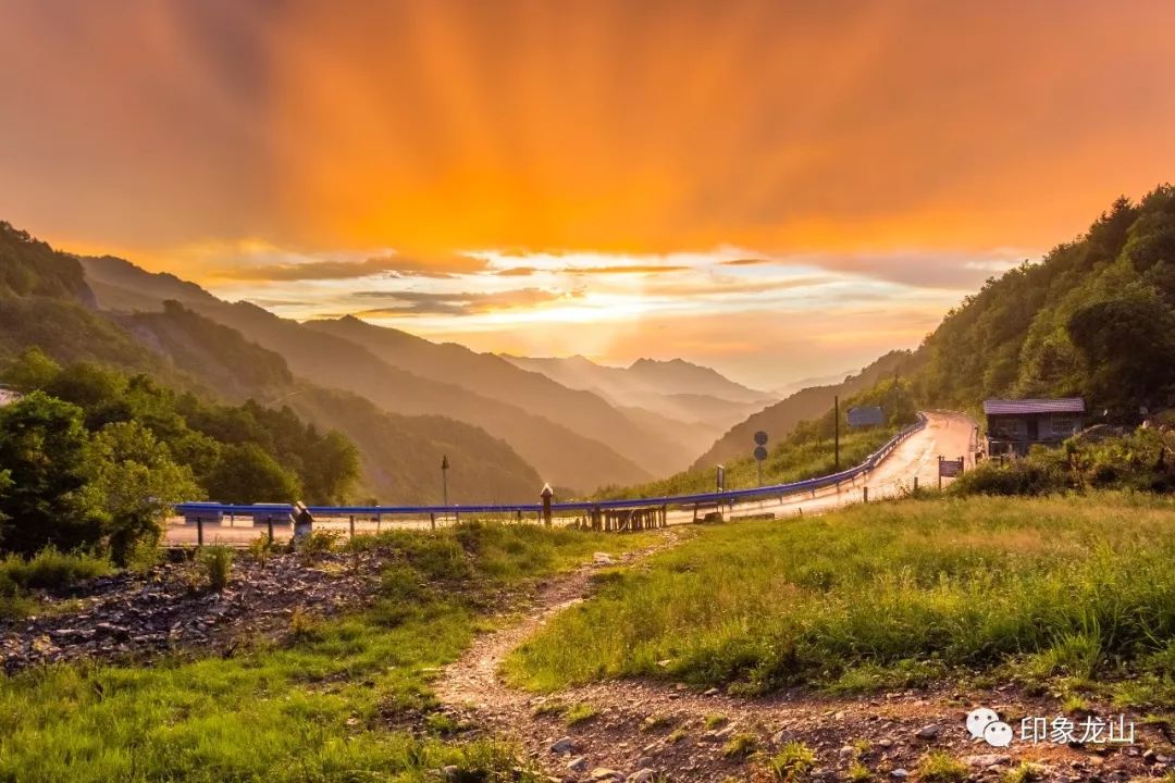 平利最美夕阳在化龙山下