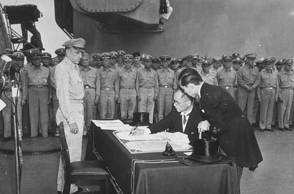 二战日军投降现场照,在释放美军俘虏时日本士兵鞠躬致歉