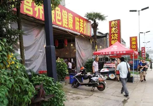 这家烧鸭店,没有点会吃名堂的人你还真找不到在那里.