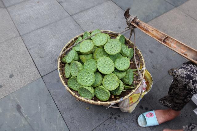 大妈卖的莲蓬价格也是很便宜的,花10元就能买到3个,比在千岛湖买到的