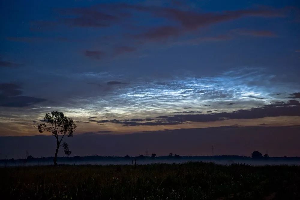 一国家夜空突然出现发光云 科学爱好者 它的确来得有些蹊跷