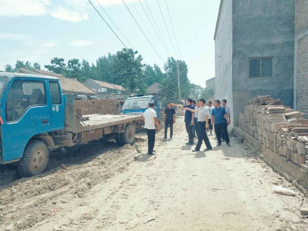 相关法律法规知识,结合全体班子成员到高辛镇潘庙村学习农村院落瘦身