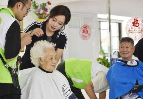 63岁刘晓庆给60岁老奶奶理发,旁边老爷子问了一句话,场面尴尬了