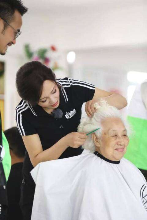 63岁刘晓庆给60岁老奶奶理发,旁边老爷子问了一句话,场面尴尬了