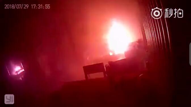 电动滑板车充电时起火爆炸 整个过程仅18秒