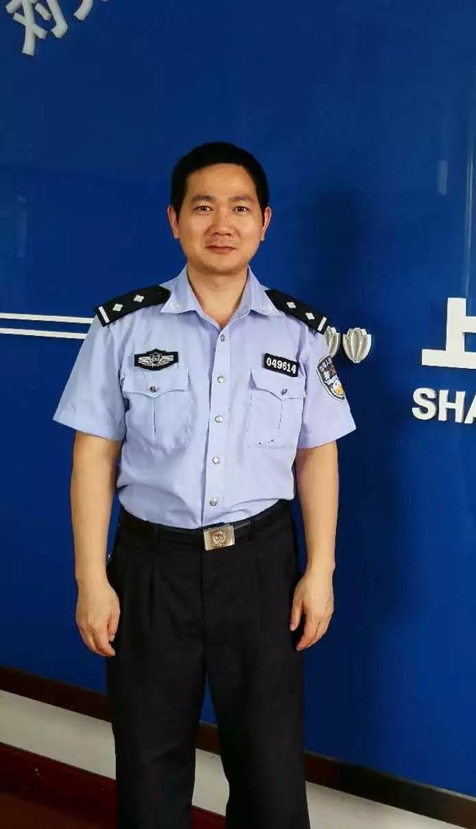 深蓝色警服图片