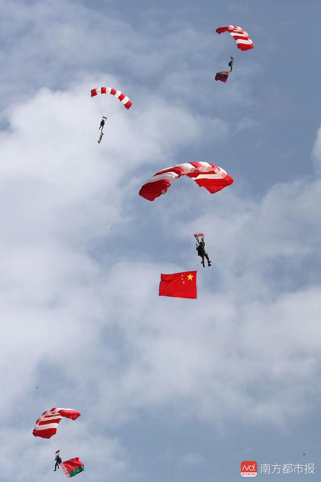 10个国家的特种兵携带各自国旗从1000米高空跳伞降落