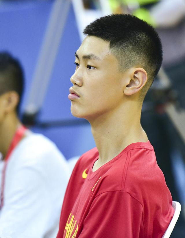 男篮教练李楠儿子昨现身他16岁身高211cm天赋惊人且是中国籍