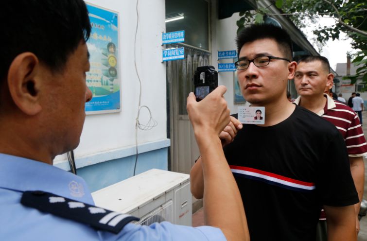 車管所蜀黍分析:一是道路擁堵使許多人放棄駕駛汽車,而選擇駕駛摩托車