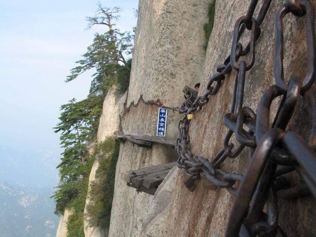 另外,男子跳崖處是華山最危險的地方——長空棧道.