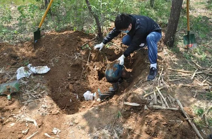 張曉華在殺人碎屍案現場挖掘屍塊.