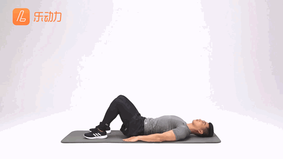 与功效单一的拉伸髂腰肌相比,这简单三步,更能有效地改善久坐带来的一