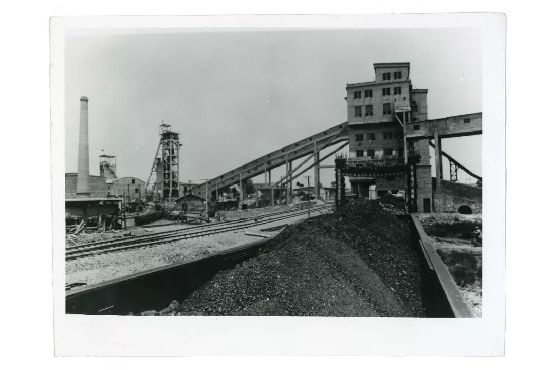 废弃的煤矿坑口,根据当地矿工介绍,这里采煤相对比较浅,成本低,老板赚