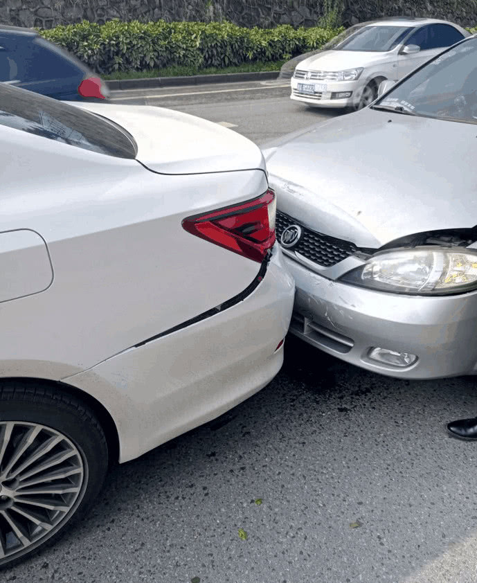 豐田皇冠遭別克凱越追尾,挪車後,車主氣得想賣車!_搜狐汽車_搜狐網