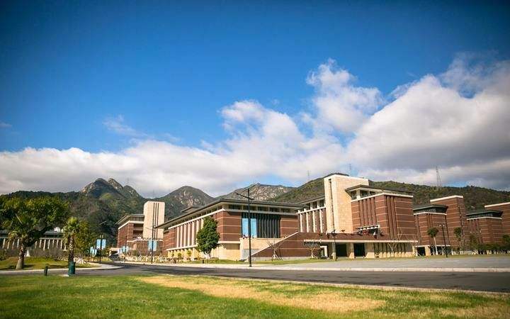 例如:北京师范大学-香港浸会大学联合国际学院,西交利物浦大学,上海