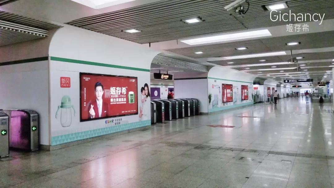 地铁站红色显眼广告牌一直是姬存希对外展示的态度大气华丽的红金白主