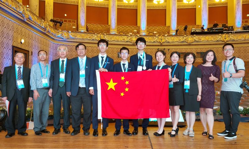 中国队四名成员聂翊宸(深圳中学,秦俊龙(湖南师大附中,陈庆雨(德州