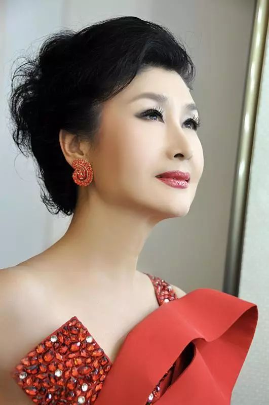 刘小丽中国东方歌舞团女中音歌唱家,著名主持人,国家一级演员,东方
