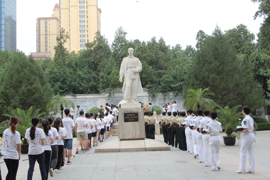 在白求恩墓前,吉林大学白求恩医学部各学院学生与白求恩医务士官学校