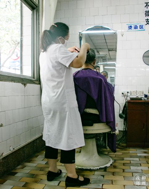 理发店给女人剃头刮脸图片
