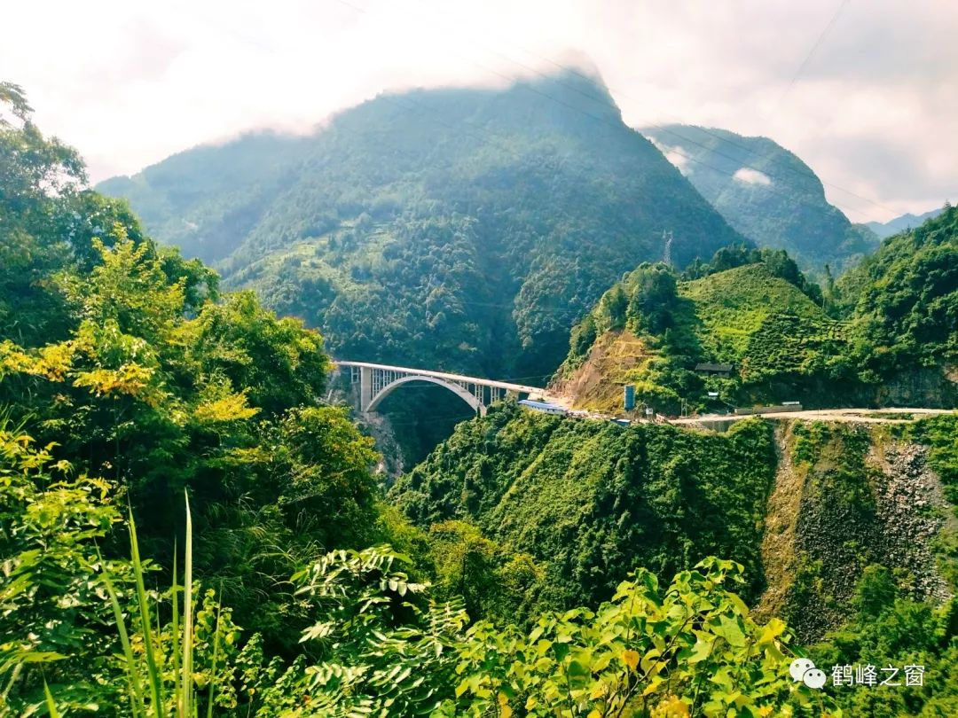 鹤峰南渡江大桥图片