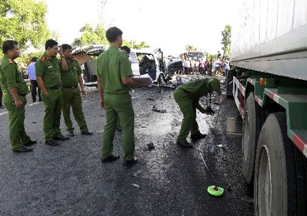 迎亲客车出车祸新郎一家14人惨死事故原因未证实