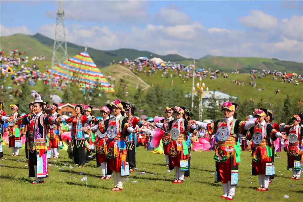 央拉阿佳锅庄舞图片