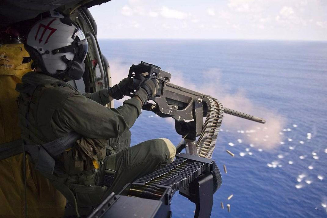 黑鹰直升机舱门机枪图片
