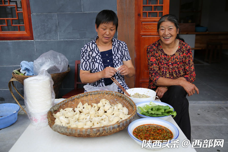 58岁的村妇张绪聪在家门口包饺子.