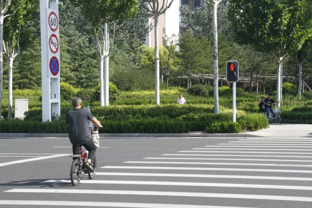 烈日下的等待东营城区红灯过长让市民很忧伤