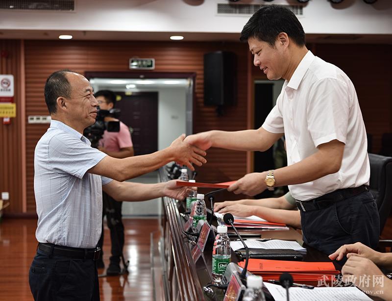 街道)征兵领导小组向王先波递交责任书武陵区委常委,常务副区长,区