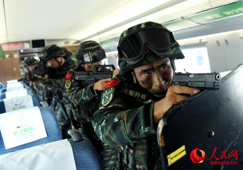 2018年7月30日,安徽合肥,武警排爆手在拆除