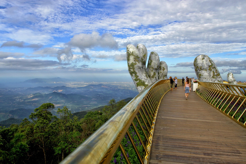 近日,越南岘港,巴拿山长达150米的岘港金桥(golden bridge)爆红网络