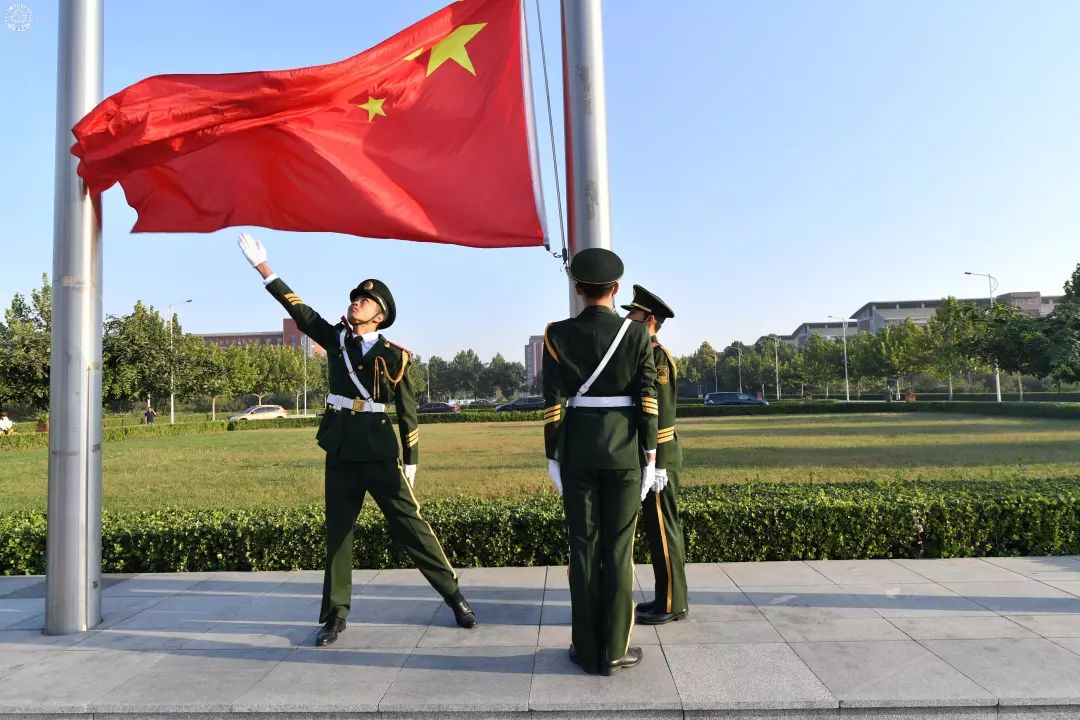 军人升国旗 壁纸图片