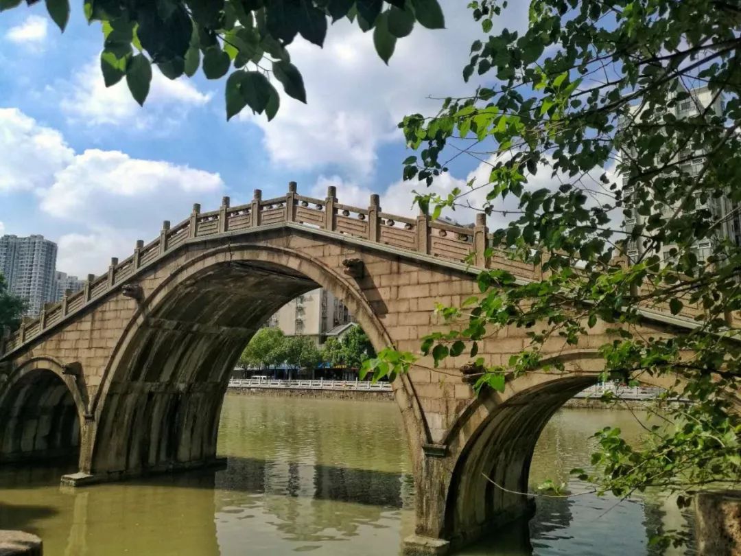 古运河拓宽,桥梁虽古,但至今完好无损,是常州石拱古桥中最高最长的桥