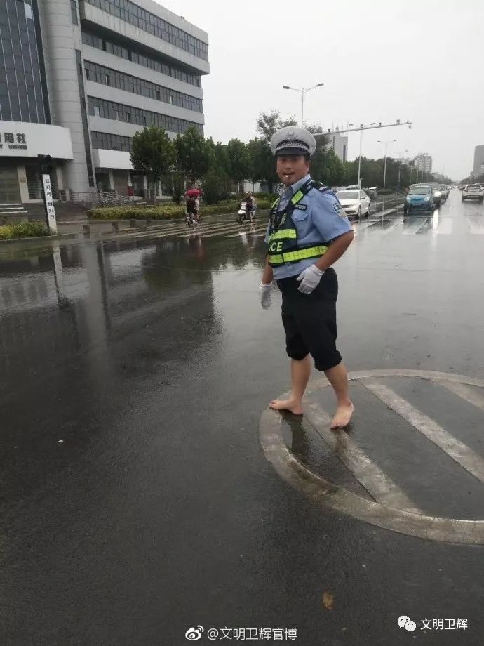 赤脚雨中图片