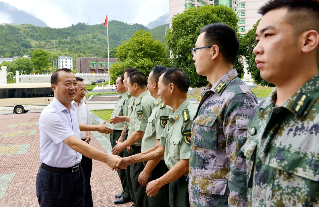 今天上午,兴山县委书记汪小波,县委副书记,县长曹宏伟带队走访慰问驻